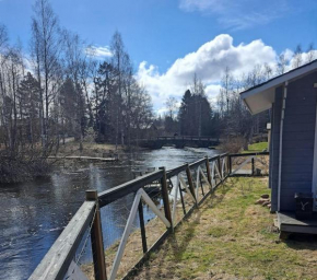 Majoitu joen rannassa